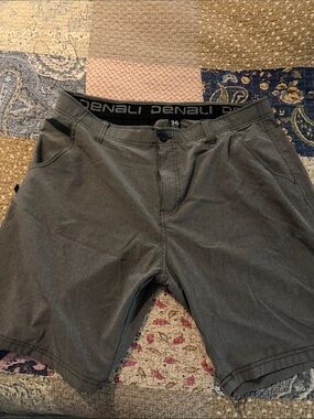 Men’s golf shorts